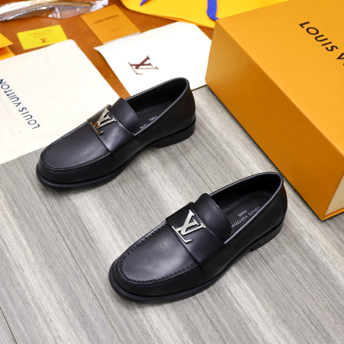 Men's shoes 💰: 💰900LV Louis Vuitton slip-on loafers, top quality products produced in Dongguan, ready for sale! This LV Glove loafer is made of selected soft cowhide, with a slightly wrinkled leather surface and a very high-end texture. Each pair is unique. The leather surface is light and soft, with a fine texture and good luster. It is a classic loafer style, with exquisite handmade mark stitching on the toe, and a square toe configuration to highlight the classic style. The horizontal band has hot-printed LV three-dimensional letters, semi-solid handcrafts and a genuine leather outsole, and a rubber patch on the heel to create wear-resistant performance and comfort. One of the must-have loafers for men! Comes with full original packaging! Code number: 38-39-40-41-42-43-44 (38, 45, 46 customized) standard leather shoe code